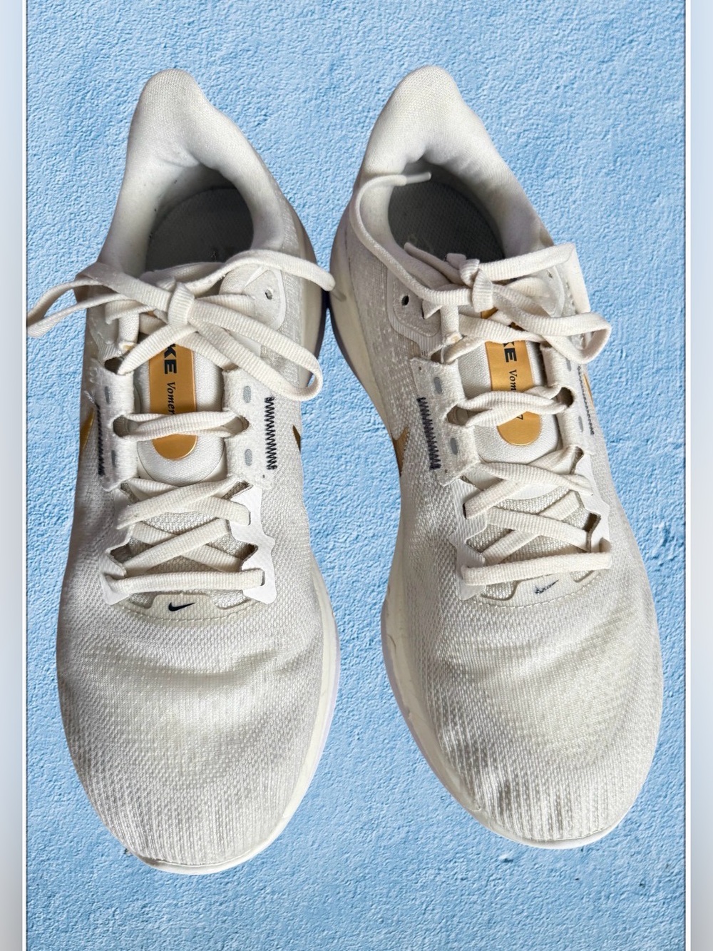 ORIGINAL NIKE VOMERO 17 ZOOMX PHANTOM WHITE AND METALLIC GOLD SIZE 9
